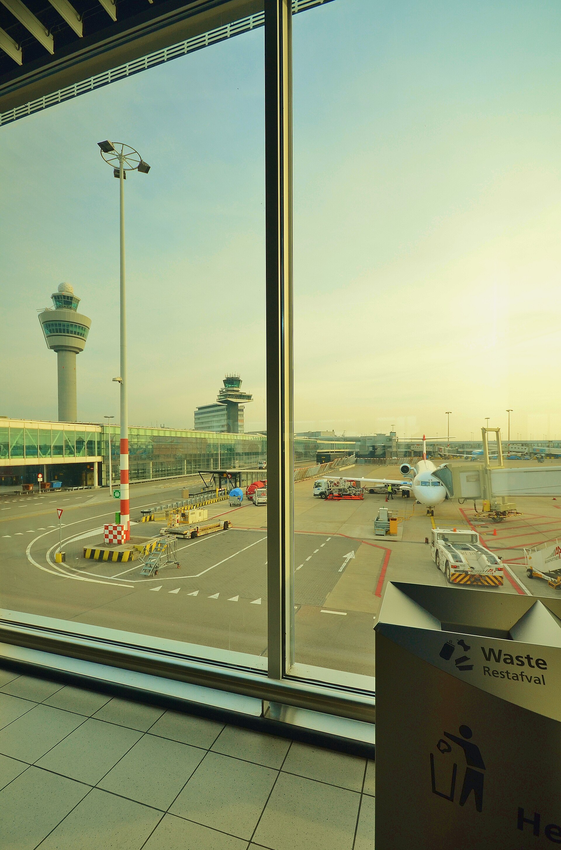 Flugzeug am Terminal als Symbol für flexible Flugangebote