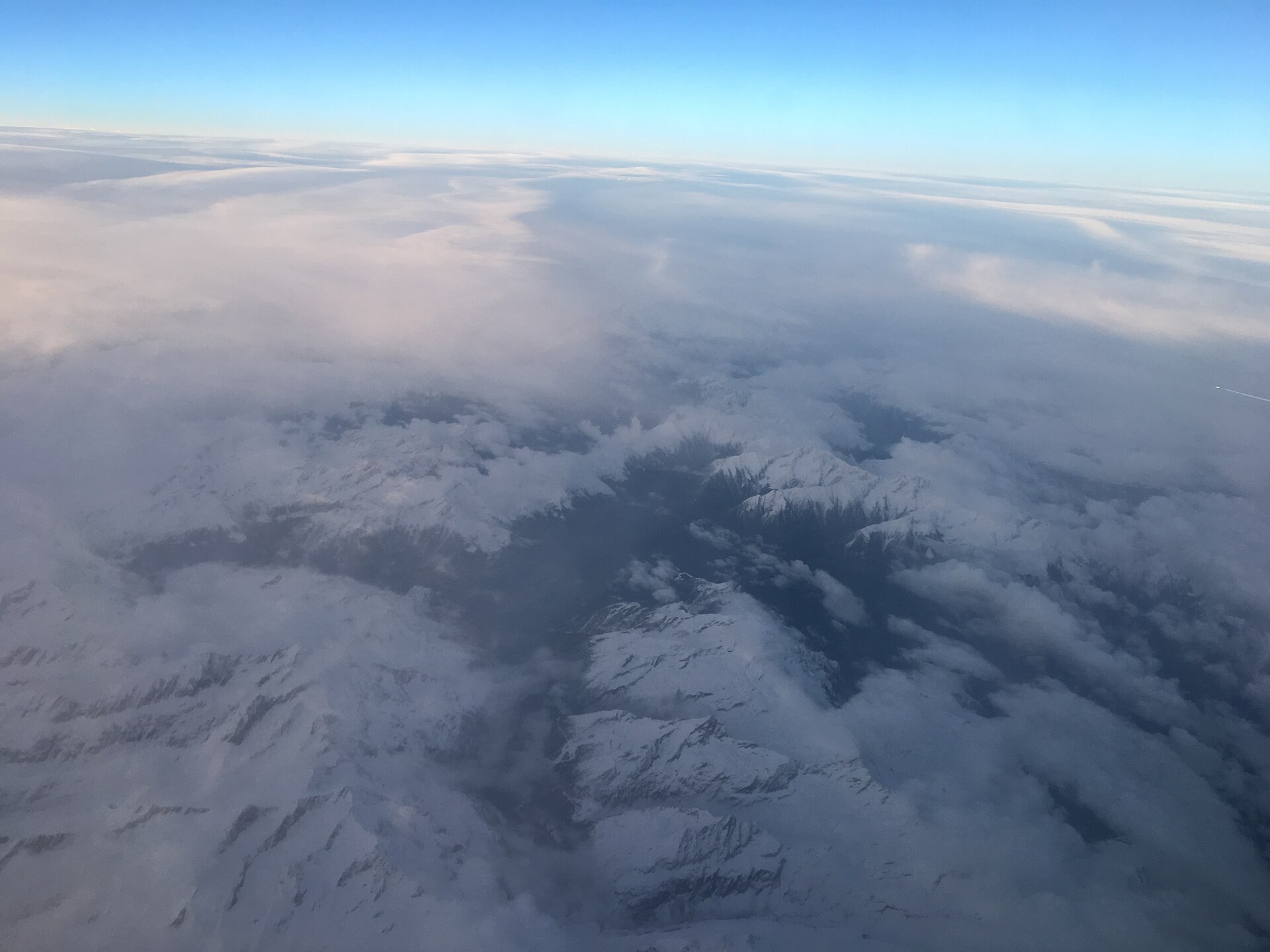 Blick aus einem Flugzeugfenster auf die Alpen