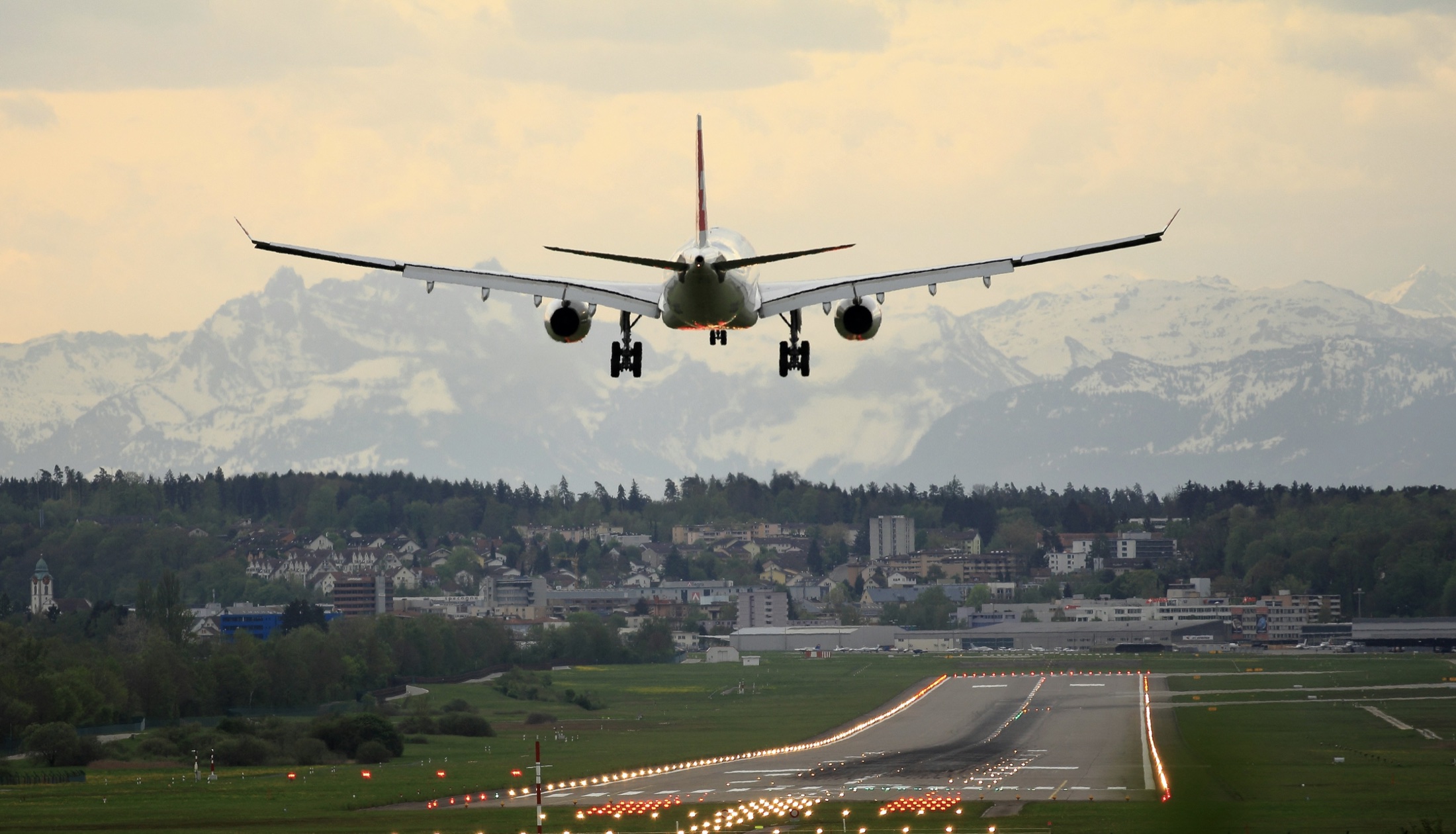 Swiss-Flugzeug im Anflug auf Zürich mit Alpen im Hintergrund