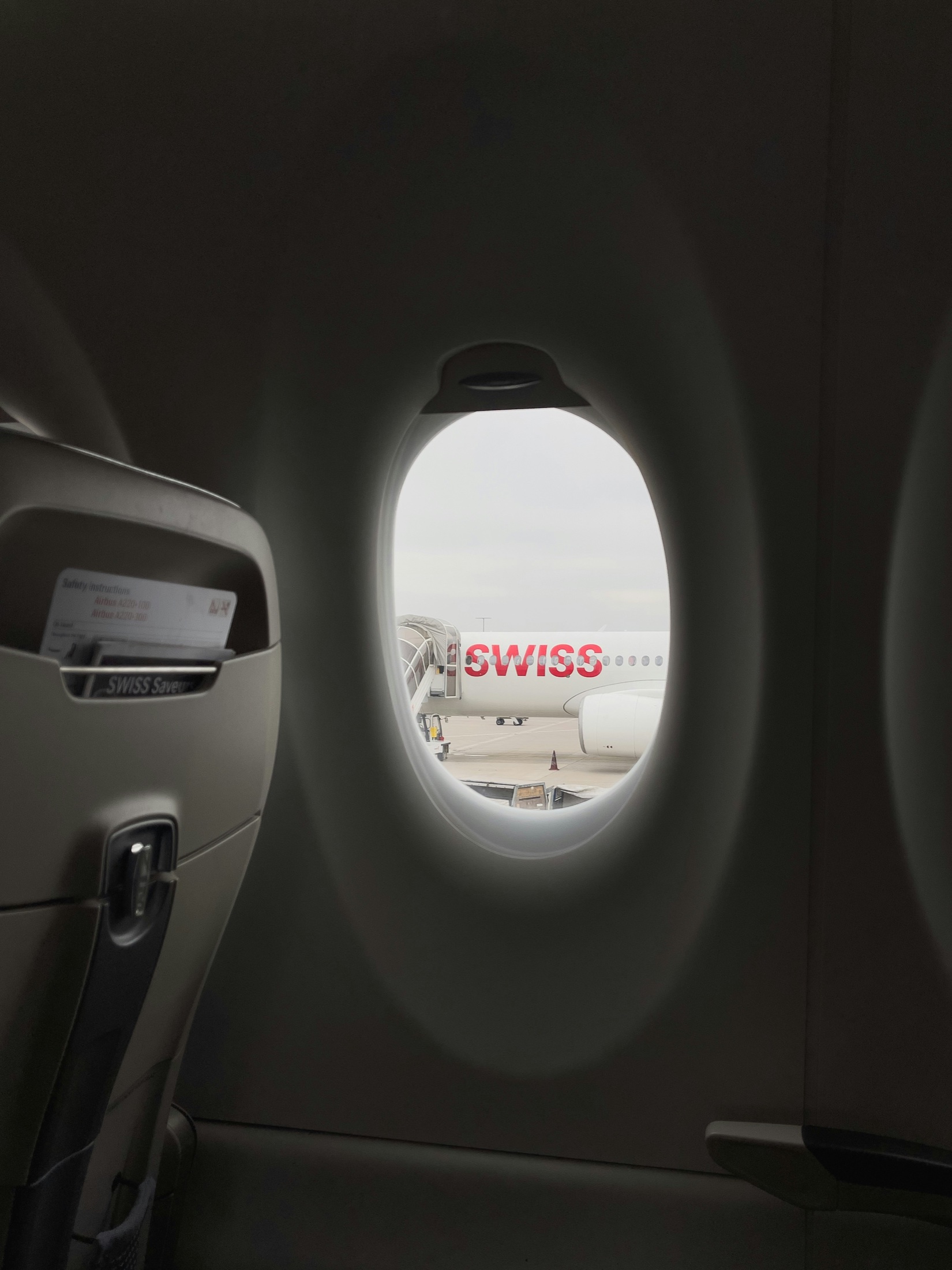 Flugzeug am Fenster als Symbol für Staff Travel Planung