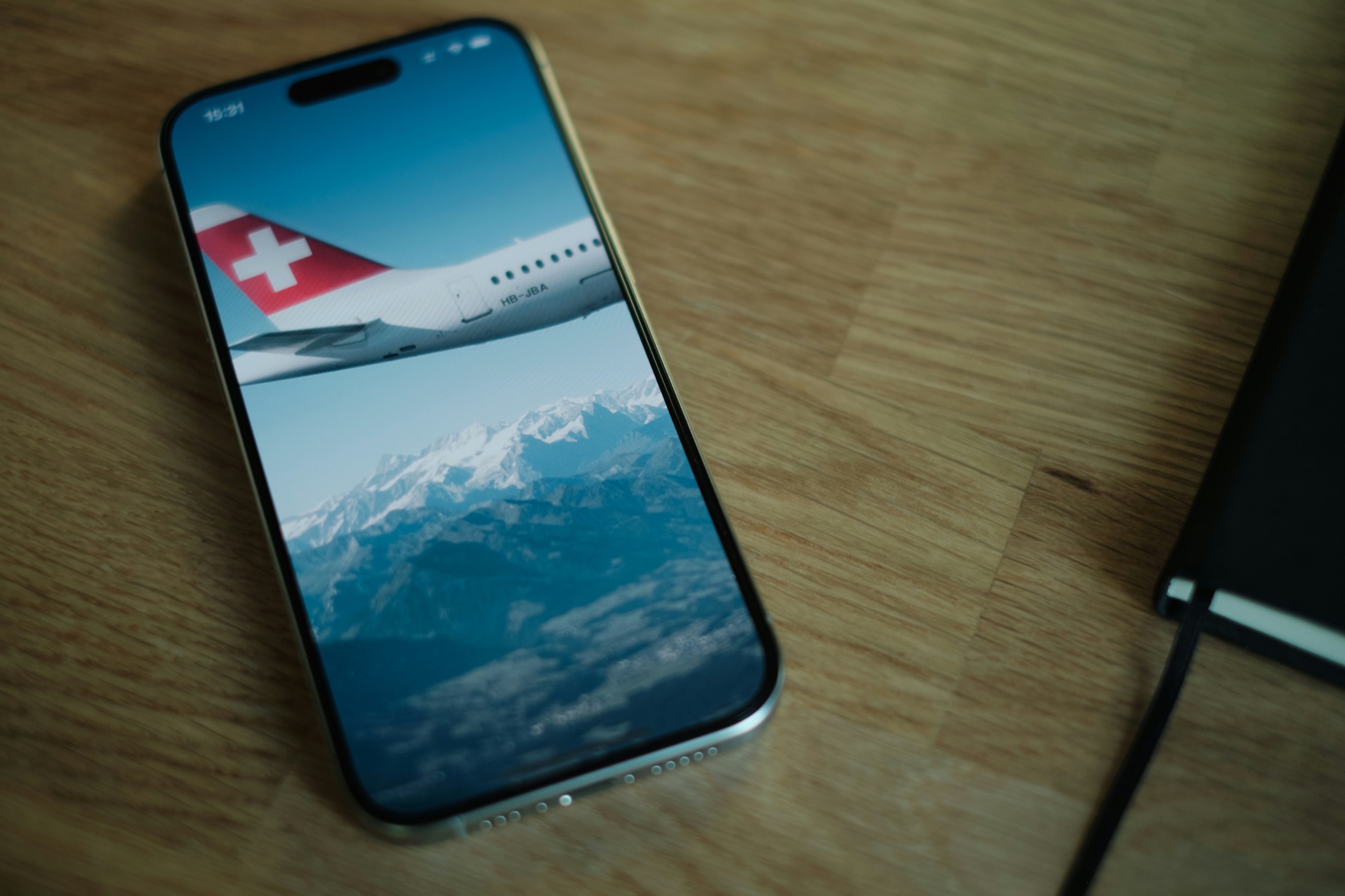 Fly By Date Flugmotiv auf einem Smartphone