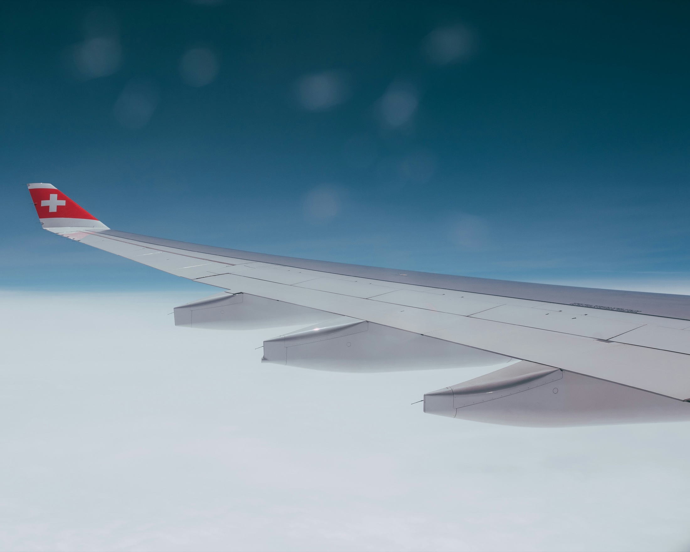 Blick aus dem Flugzeugfenster als Symbol für Standby-Reisen